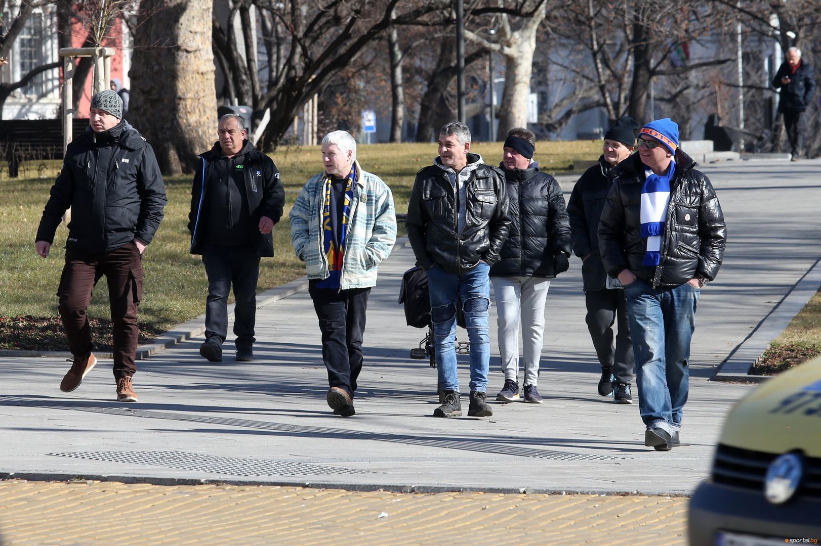 Фенове на Левски се събраха пред парламента