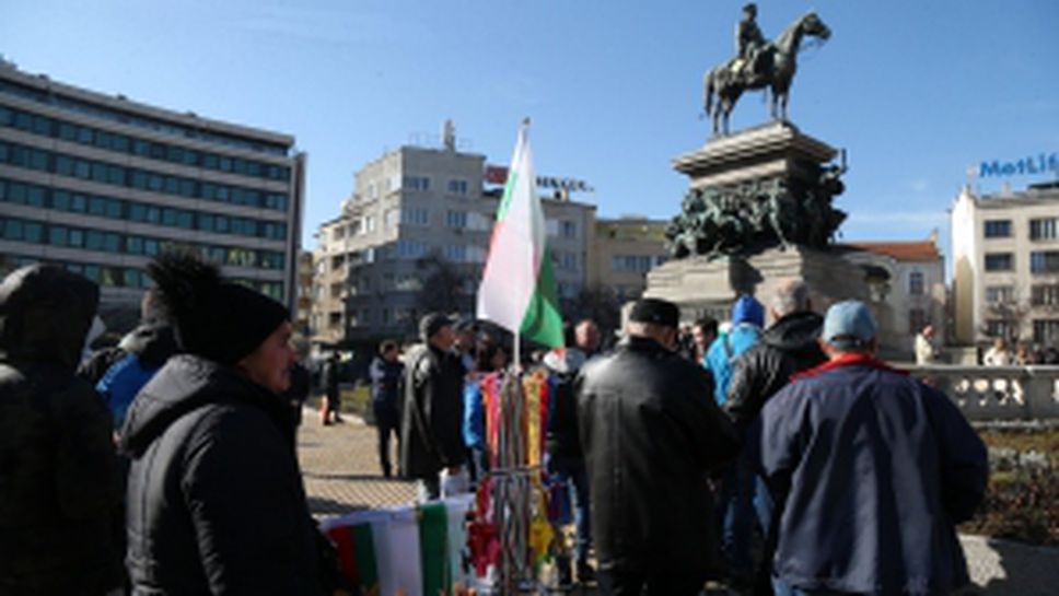 Фенове на Левски се събраха пред парламента