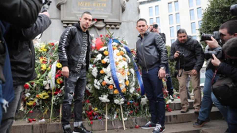 ПФК Левски поднася венци на паметника на Васил Левски