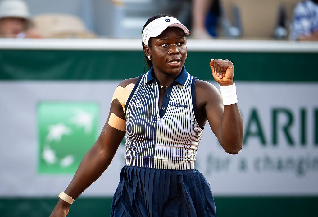Victoria Mboko advances to the third round in Paris after a turnaround