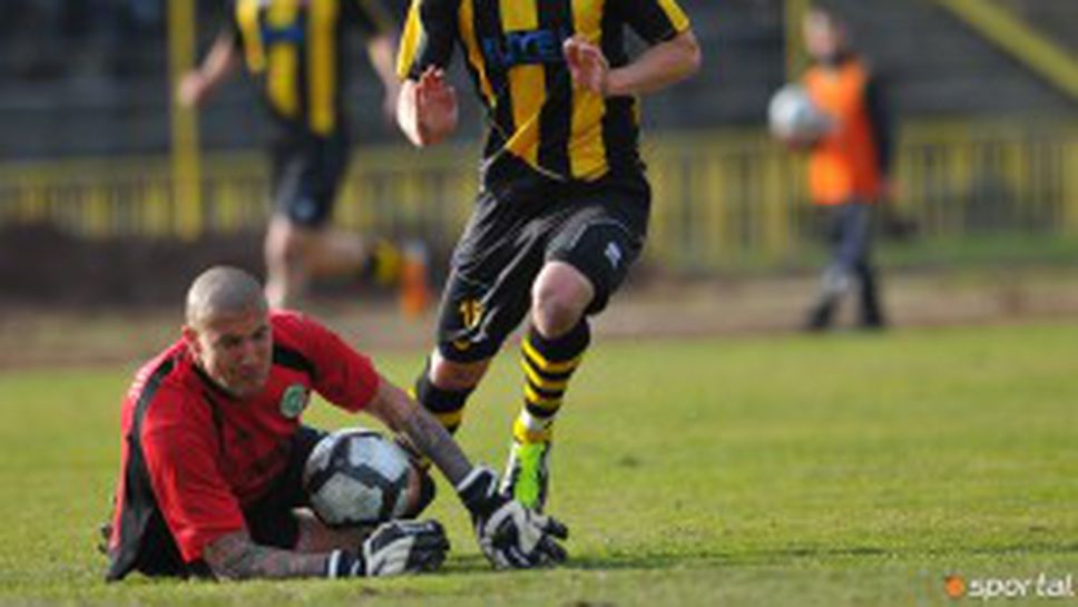 Вратарят на Нефтохимик №1 срещу "канарчетата" според феновете