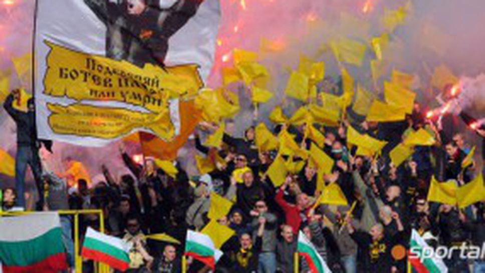 Фен на Ботев дразни "Лаута" от делтапланер (видео)