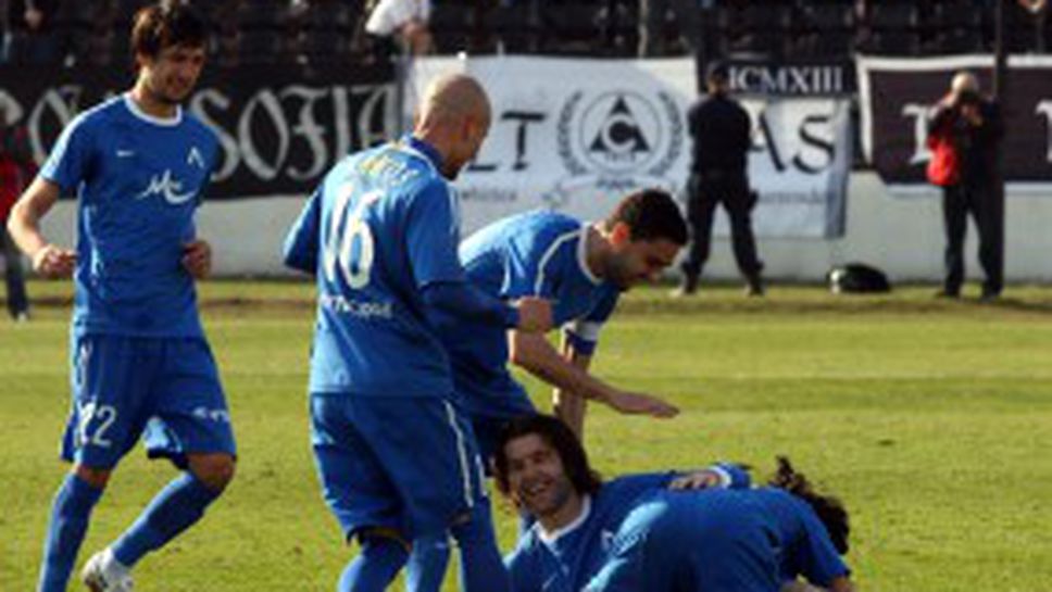 Левски разби Славия и се залепи за лидера (видео)