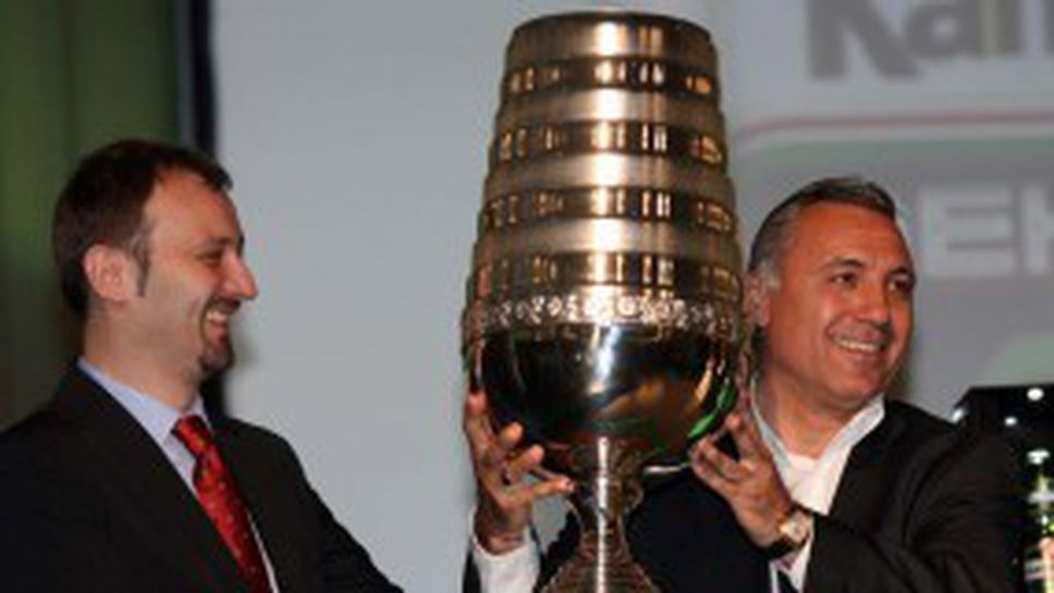 Футболната легенда Христо Стоичков пръв вдигна трофея на десетото юбилейно издание на Каменица ФЕНкупа