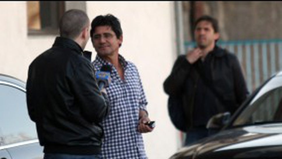 Изпратиха Костов със "Златен скункс" (видео)