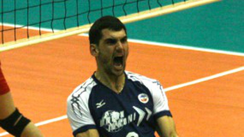 УНИКАЛНО ВИДЕО! Вижте как синът нa шефа на Пирин налита на бой на капитана на Марек!