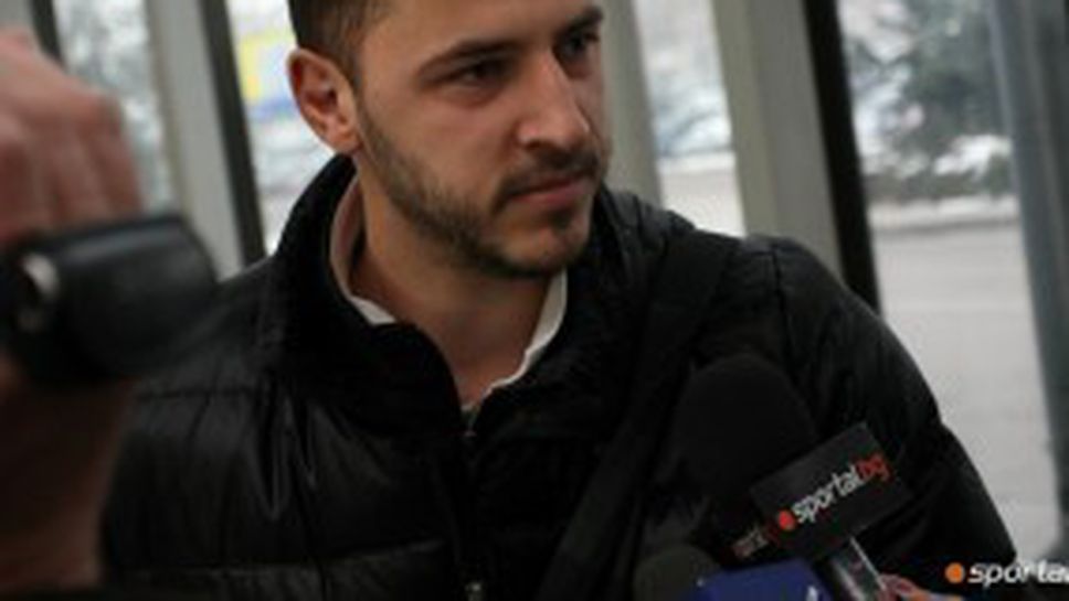 Халф на Локо (Сф) играл със счупена костица