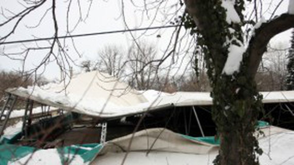 Режат срутилия се балон на "Армията" - ще правят ново игрище (видео)