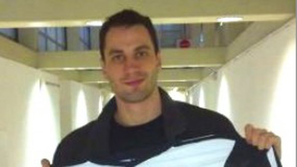 Продадоха фланелка на Матей Казийски за 250 евро