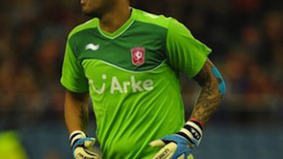 Ники Михайлов и Твенте се доближиха до върха в Холандия