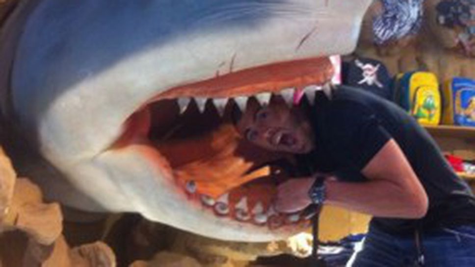 Валдес се напъха в устата на акула