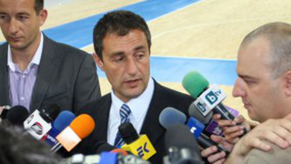 Свилен Нейков чака в кабинета си Радо Стойчев и федерацията (ВИДЕО)