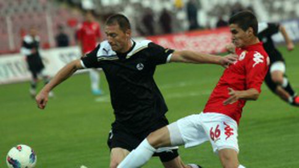 Пената пак прекръсти двама футболисти