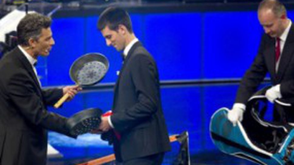 Джокович играе тенис с тиган (ВИДЕО)