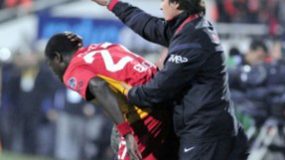 Феновете на Бешикташ превърнаха Ебуе в жива мишена (ВИДЕО + СНИМКИ)