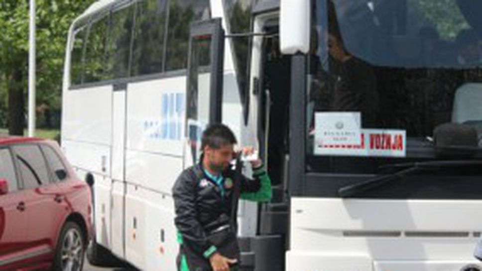 Луксозен автомобил пречи на националите в Подгорица (видео)