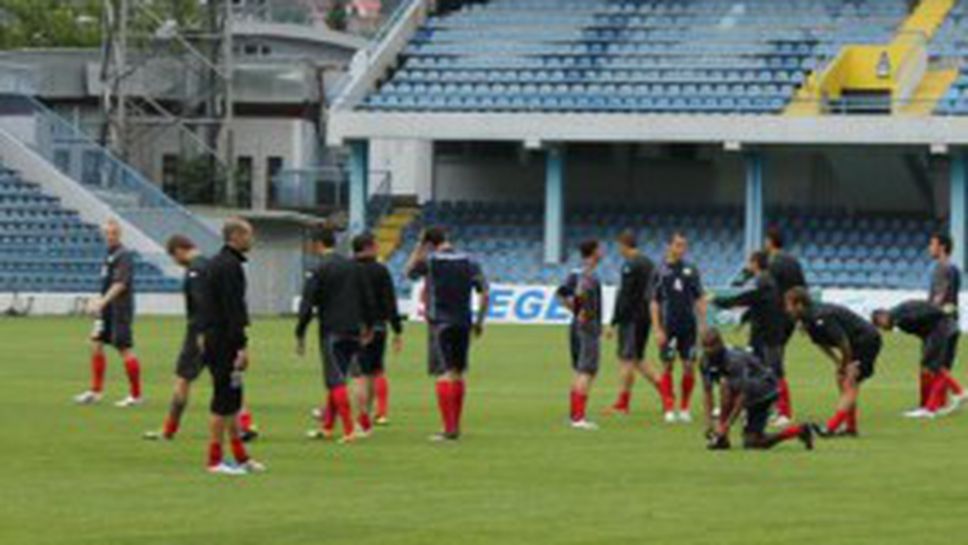 Националите тренират на подгизнал терен