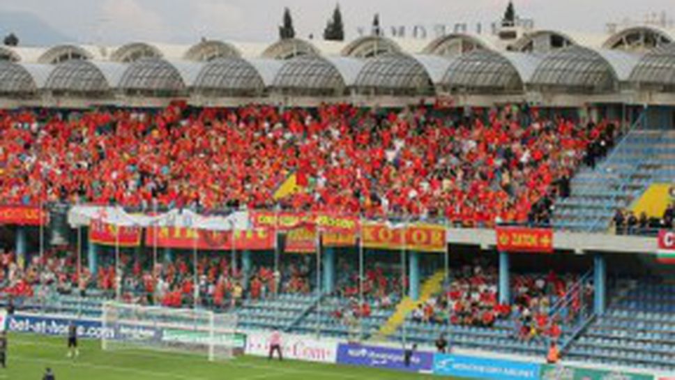 Голямо уважение към България - домакините ръкопляскат на химна ни