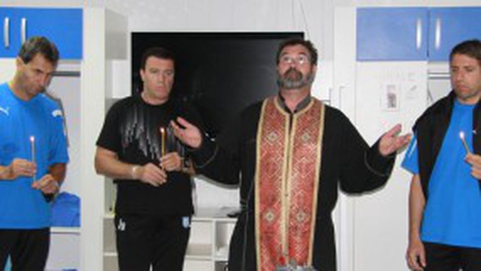 Светена вода, торта и шампанско за началото на Черноморец