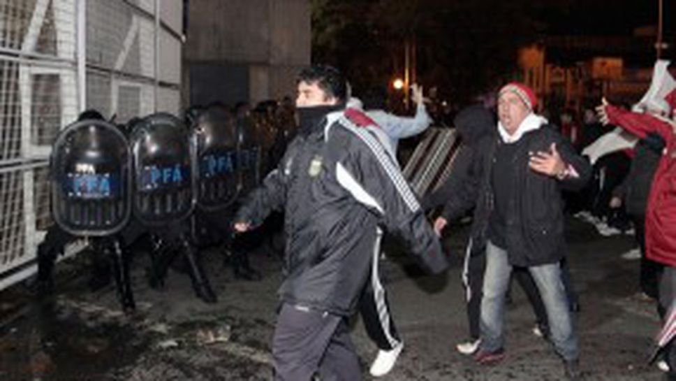 Бесни ултраси атакуваха стадиона на Ривър Плейт