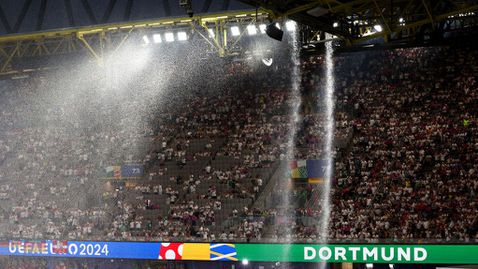 Силна буря прекъсна 1/8-финала между Германия и Дания за около 25 минути
