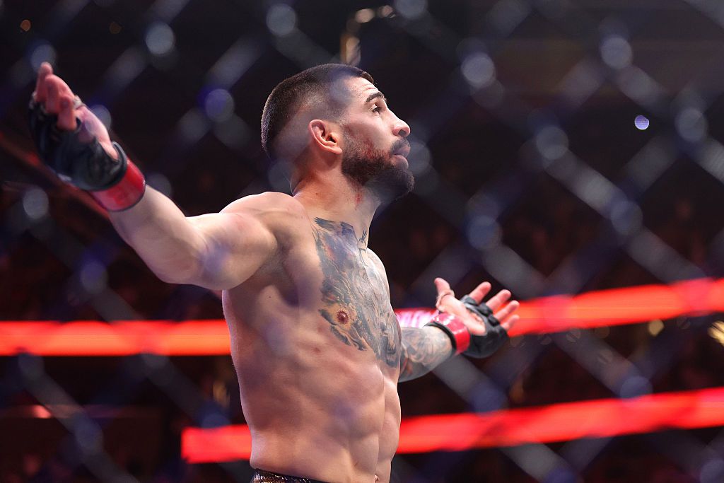  Илия Топурия нокаутира Чарлс Оливейра и провокира Пади Пимблет 