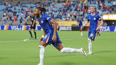  Гръмотевична стихия и двучасова пауза не съумяха да спрат Челси по пътя към 1/4-финалите 