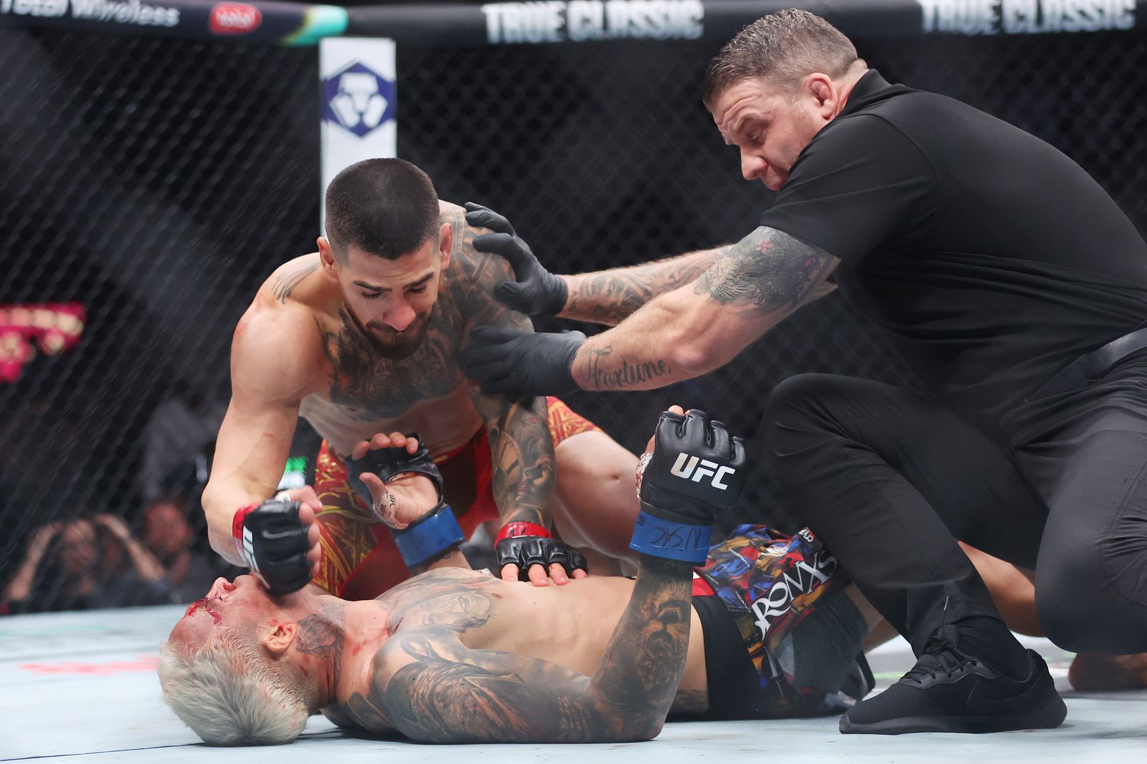 Илия Топурия нокаутира Чарлс Оливейра и предизвика Пади Пимблет