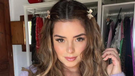 Докато си търси футболист, Деми Роуз не спира да се снима гола