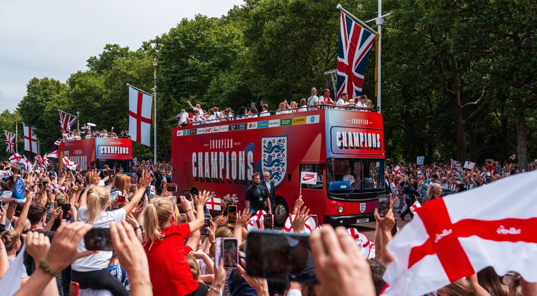 Десетки хиляди в Лондон на парада на еврошампионките