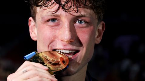 Изненадващи шампиони в последните за деня финали на Световното по плуване