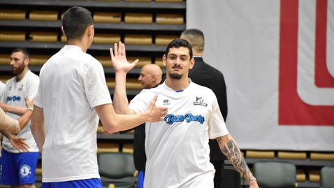 Черноморец се раздели с двама българи