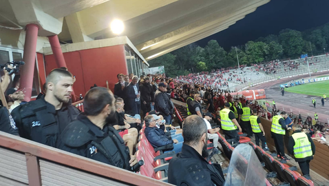  Грозни подиуми на “Армията ” - летят седалки и бутилки 