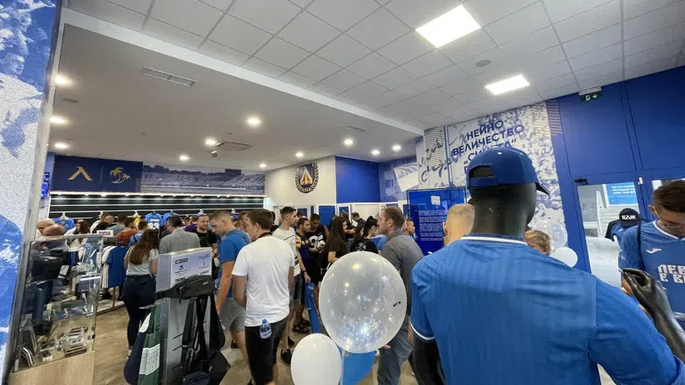 Клубният магазин на Левски вкара в касата на "сините" над 40 000 лева за един ден