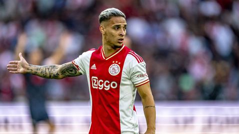  Антони към този момент е в Англия 