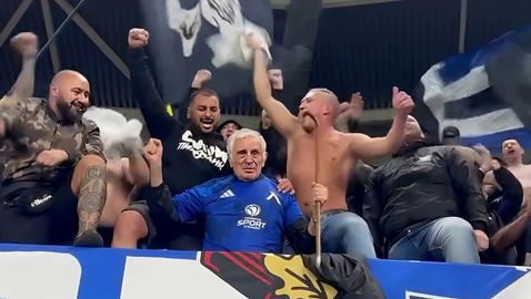 Дядо с бастун от агитката на Левски впечатли света