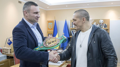 Виталий Кличко подари на Усик символичен пояс на WBC