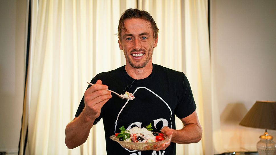 Звездата на Sofia Open Джон Милман се научи да приготвя любимата си шопска салата