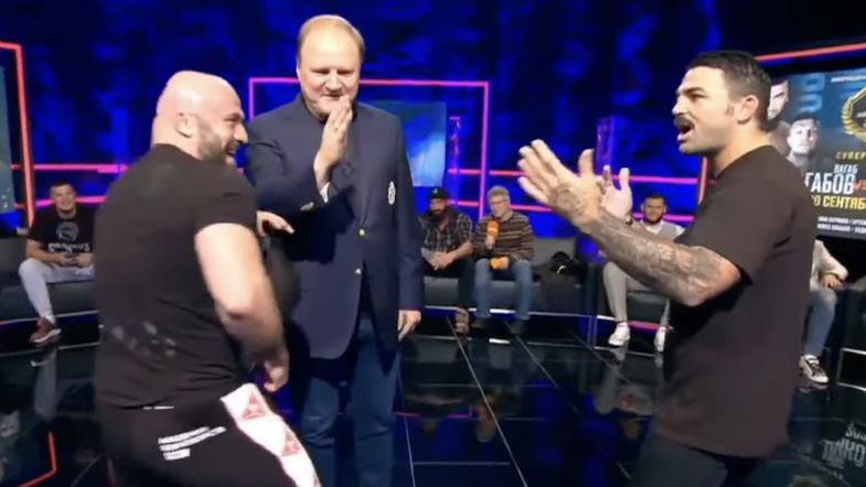 Мага Исма и Майк Пери се сбиха заради грешка в превода