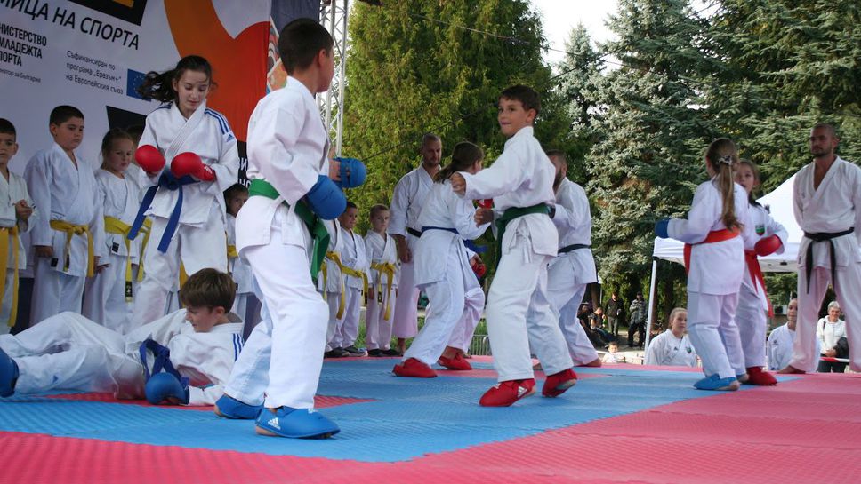 Министър Лечева се включи в спортен празник в Троян, част от Европейската седмица на спорта