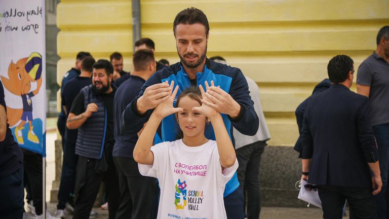 Шампионите от Хебър учиха деца на волейбол в Пазарджик