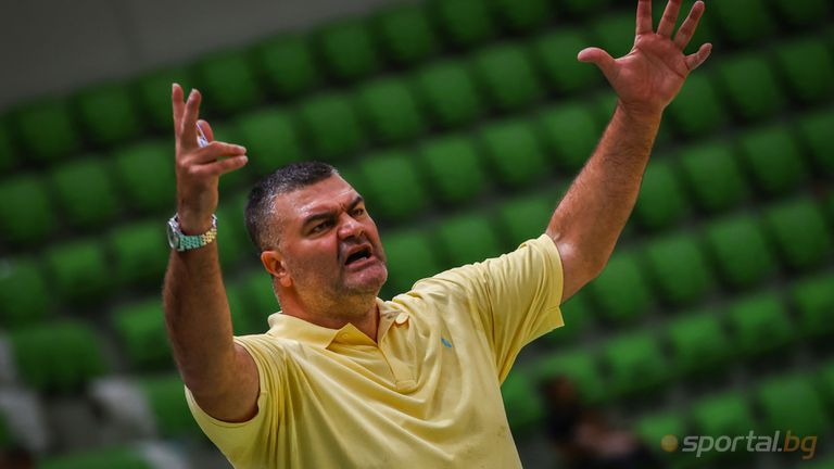 Старши треньорът на Черноморец Васил Евтимов не сдържа гнева си