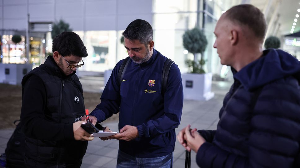Звездите на Барселона пристигнаха в София за мача с Апоел, фенове "нападнаха" Наваро за автографи