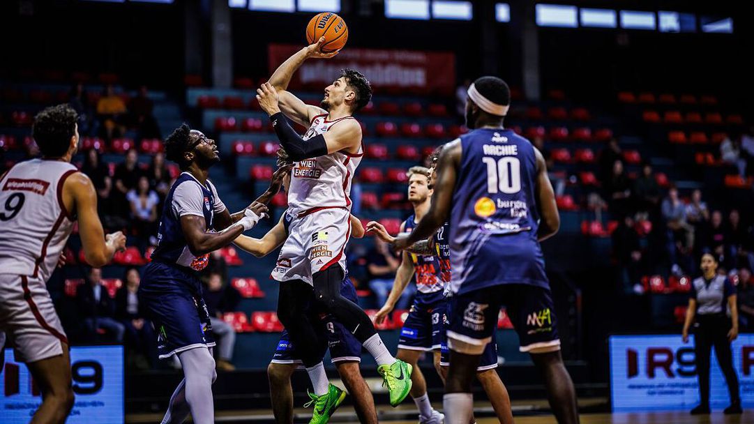 Борислав Младенов блесна с плеймейкърски умения при категорична победа на Виена