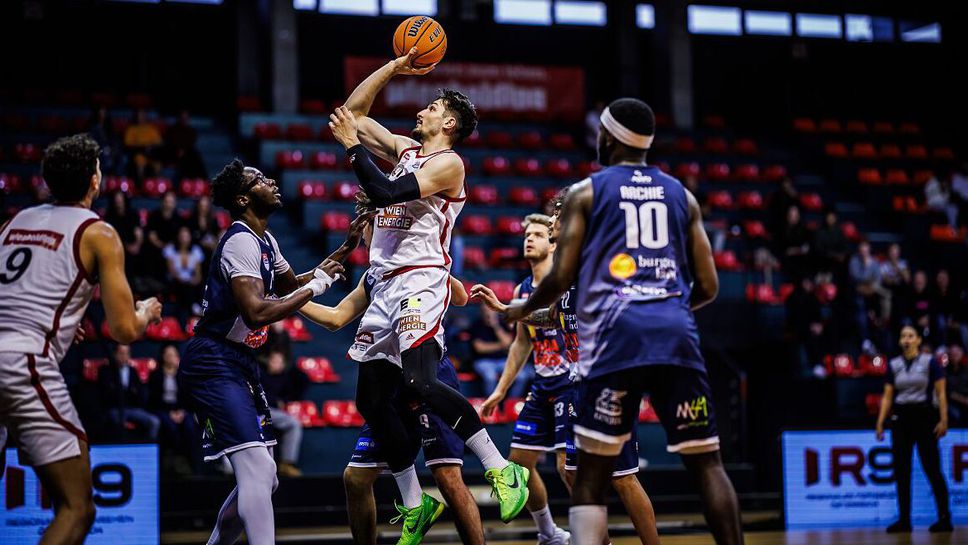 Националът Борислав Младенов и клубният му тим Виена Баскет отстъпиха