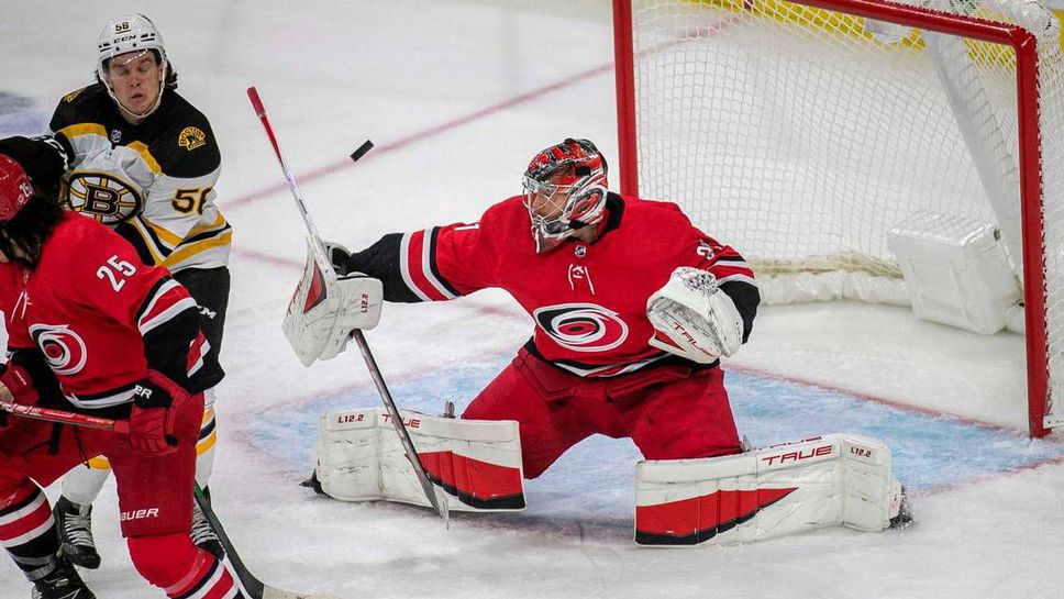 Каролина с шеста поредна победа в НХЛ, шампионът Тампа Бей отново громи