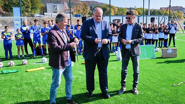 На официална церемония днес президентът на Българския футболен съюз Борислав