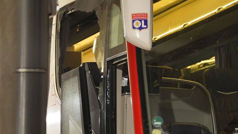 Скандална проява на фенове на Марсилия доведе до сериозно нараняване за треньора на Лион