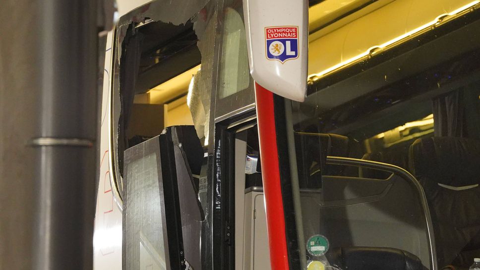 Скандална проява на фенове на Марсилия доведе до сериозно нараняване за треньора на Лион