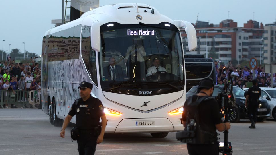 Автобусът на Реал Мадрид блъсна рейс с туристи в Барселона